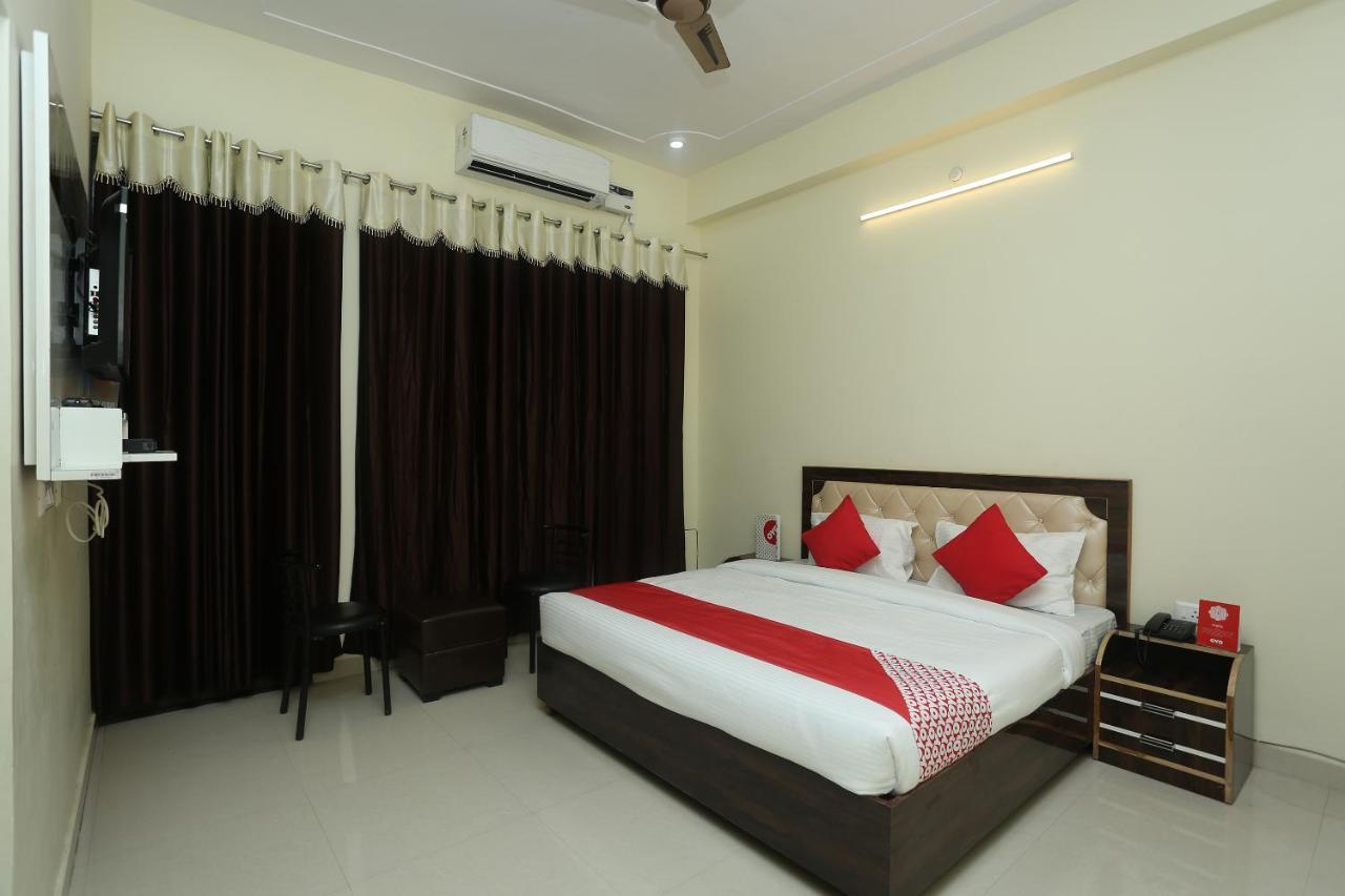 Oyo 16995 Sr Blessings Hotel Chinhat Exterior photo