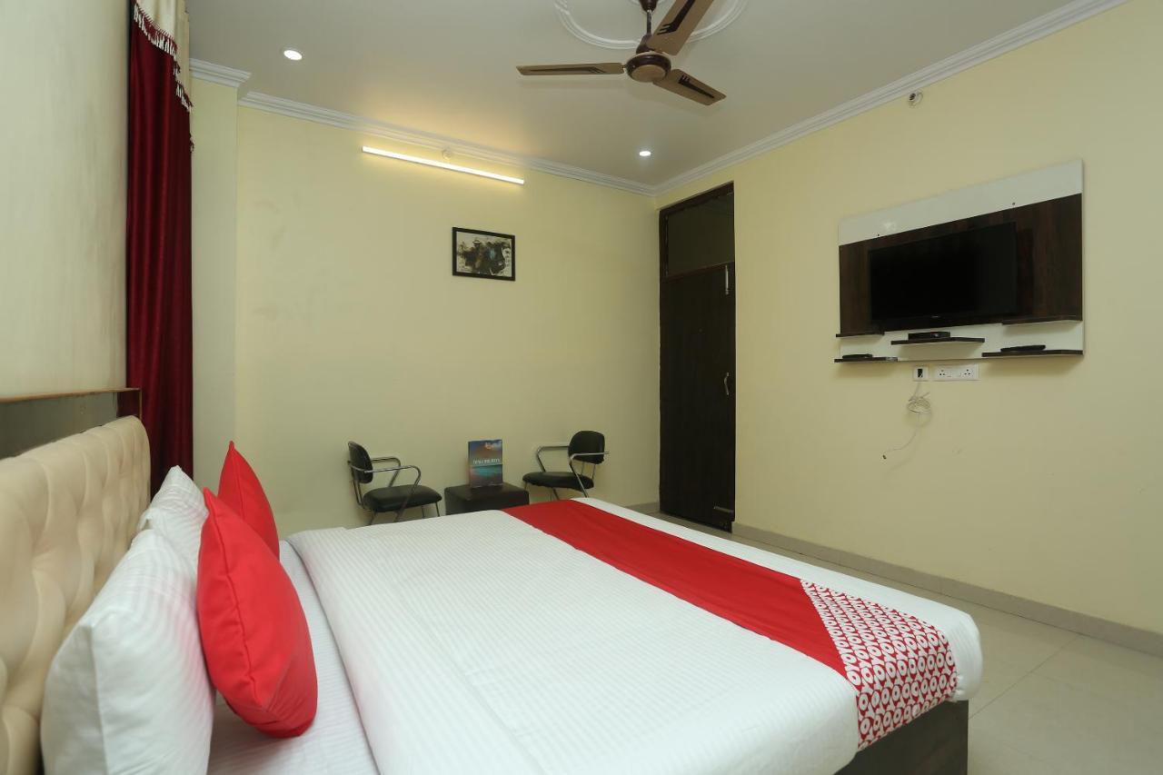 Oyo 16995 Sr Blessings Hotel Chinhat Exterior photo