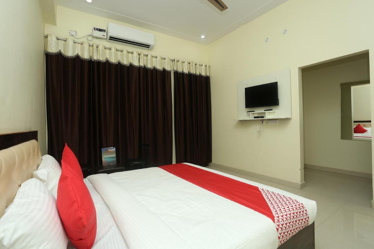 Oyo 16995 Sr Blessings Hotel Chinhat Exterior photo