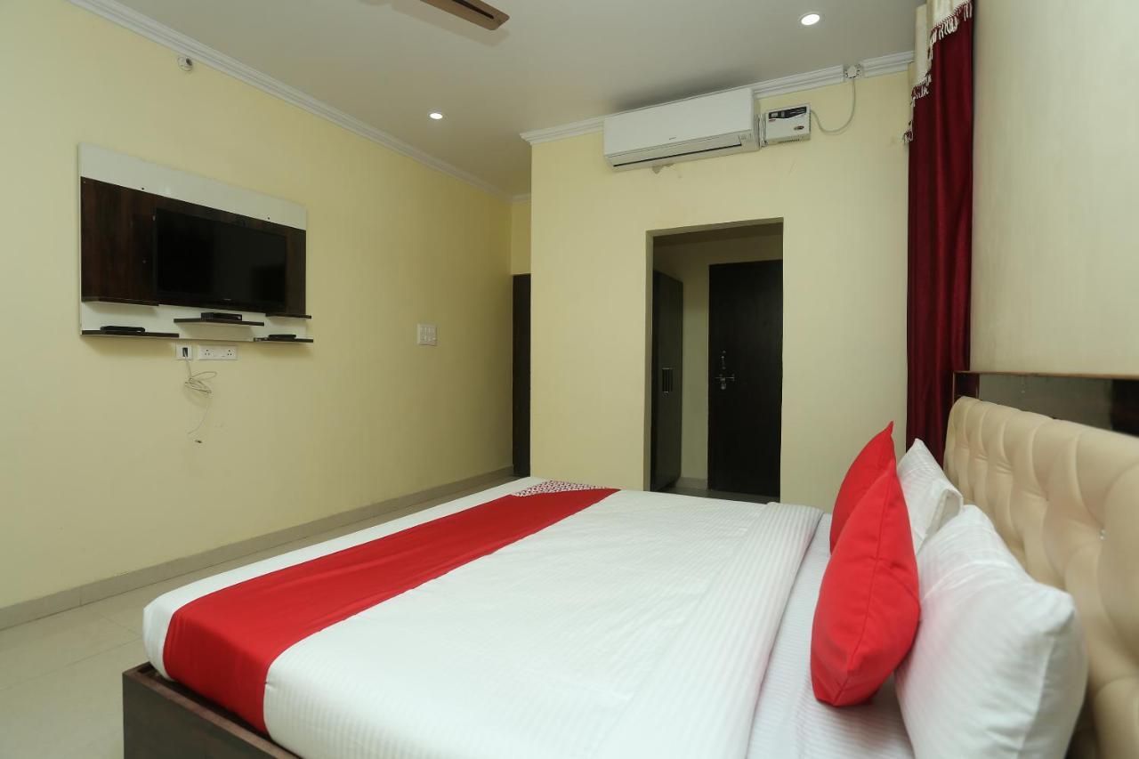 Oyo 16995 Sr Blessings Hotel Chinhat Exterior photo