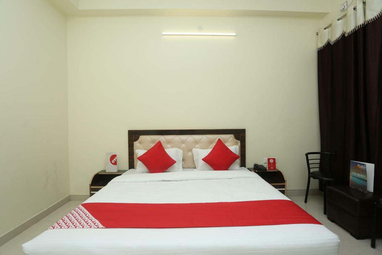 Oyo 16995 Sr Blessings Hotel Chinhat Exterior photo